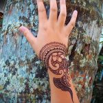 рисунки на мехенди на ръката - снимка на временна татуировка с къна 3338 tatufoto.ru