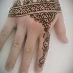 рисунки на мехенди на ръката - снимка на временна татуировка с къна 4339 tatufoto.ru