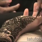 Malerei mehendi an den Händen - Снимка temporäre Henna -Tattoo 1010 tatufoto.ru