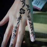 рисунки на мехенди на ръката за начинаещи - снимка на временна татуировка с къна 7346 tatufoto.ru