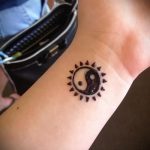 малък мехенди на ръка - снимка на временна татуировка с къна 1367 tatufoto.ru