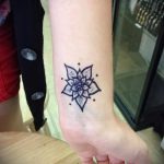 малък мехенди на ръка - снимка на временна татуировка с къна 2368 tatufoto.ru