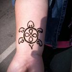 малък мехенди на ръка - снимка на временна татуировка с къна 5371 tatufoto.ru