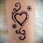 мехенди на ръката малка - снимка на временна татуировка с къна 8374 tatufoto.ru