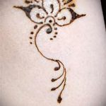 малък мехенди на ръка - снимка на временна татуировка с къна 10376 tatufoto.ru