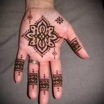 мехенди мандала на ръка - снимка на временна татуировка с къна 4380 tatufoto.ru