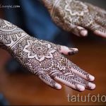 две ръце в татуировка с къна - снимка