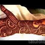 мехенди на ръка паун - снимка на временна татуировка с къна 2393 tatufoto.ru