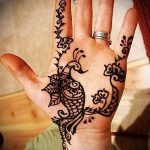 мехенди на ръка паун - снимка на временна татуировка с къна 3394 tatufoto.ru