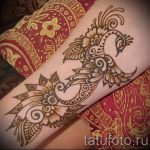 мехенди на ръка паун - снимка на временна татуировка с къна 4395 tatufoto.ru