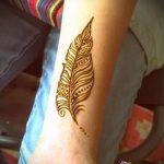 мехенди на ръката пера на птици - снимка на временна татуировка с къна 1397 tatufoto.ru