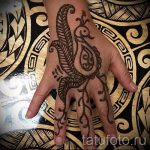 мехенди на ръката пера на птици - снимка на временна татуировка с къна 6402 tatufoto.ru