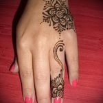 мехенди на детска ръка - снимка на временна татуировка с къна 4410 tatufoto.ru