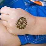 мехенди на детска ръка - снимка на временна татуировка с къна 5411 tatufoto.ru