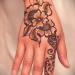 цветя мехенди на ръка - снимка на временна татуировка с къна 1448 tatufoto.ru