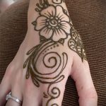 цветя мехенди на ръка - снимка на временна татуировка с къна 3450 tatufoto.ru
