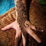 надписи на мехенди на ръката - снимка на временна татуировка с къна 1454 tatufoto.ru