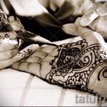 надписи на мехенди на ръката - снимка на временна татуировка с къна 2455 tatufoto.ru