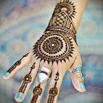 надписи на мехенди на ръката - снимка на временна татуировка с къна 4457 tatufoto.ru