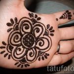 mehendi auf der Hand Blumen - Снимка temporäre Henna -Tattoo 2024 tatufoto.ru