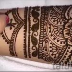 mehendi auf der Innenseite des Armes - Снимка temporäre Henna -Tattoo 1039 tatufoto.ru