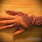 mehendi auf der rechten Hand - eine temporäre Henna -Tattoo Foto 1041 tatufoto.ru