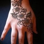 mehendi auf ihrer Hand Blume - Снимка temporäre Henna -Tattoo 1067 tatufoto.ru
