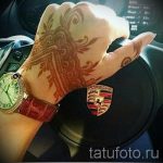 mehendi auf ihrer Hand die Krone - eine temporäre Henna -Tattoo Foto 1068 tatufoto.ru