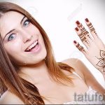 красива мехенди с къна под ръка - снимка