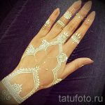 мехенди на бяла ръка с къна - временна татуировка с къна снимка 1097 tatufoto.ru