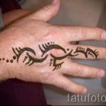 мехенди на ръката й малко - Снимка временна татуировка с къна 2115 tatufoto.ru