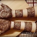 гривна мехенди на ръката й - Снимка временна татуировка с къна 3119 tatufoto.ru