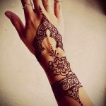 мехенди на ръката й цвете - Снимка временна татуировка с къна 1127 tatufoto.ru