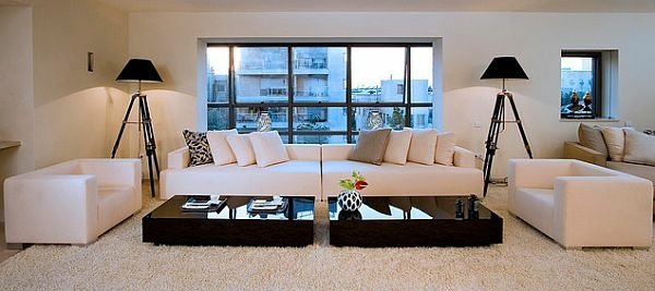 čierno-biely-interiérový-dizajn-kožená sedačka-obývačka-vlastný-byt