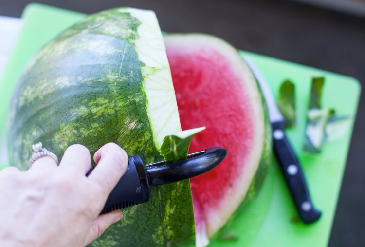 Melón-žralok-recept-návod-ovocie-ovocie-šalát-nôž na krájanie