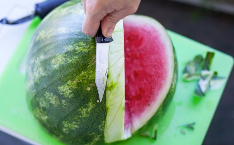 Melón-žralok-recept-návod-ovocný-šalát-peelingový nôž