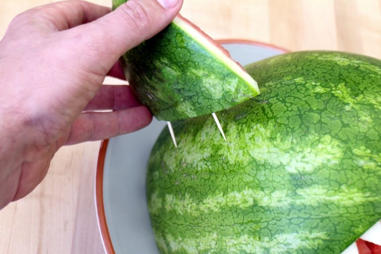 Melón-žralok-recept-návod-plutva-prichytiť-dve špáradlá