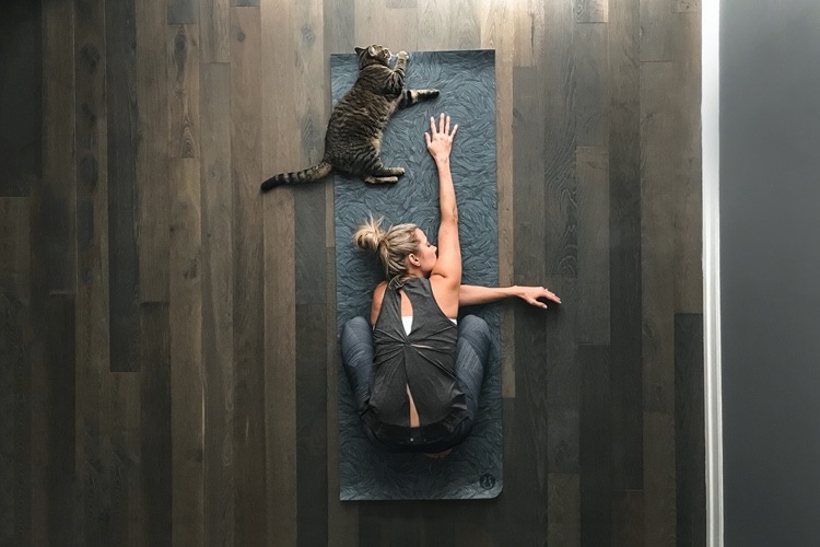 Cvičte jogu pre dobové bolesti na zmiernenie kŕčov