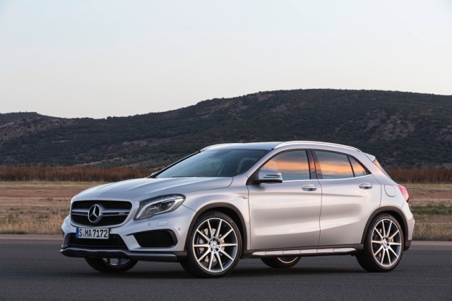 Mercedes Benz GLA 45 AMG 2015 ľavá strana Mercedes Benz AMG 2015 ľavá strana