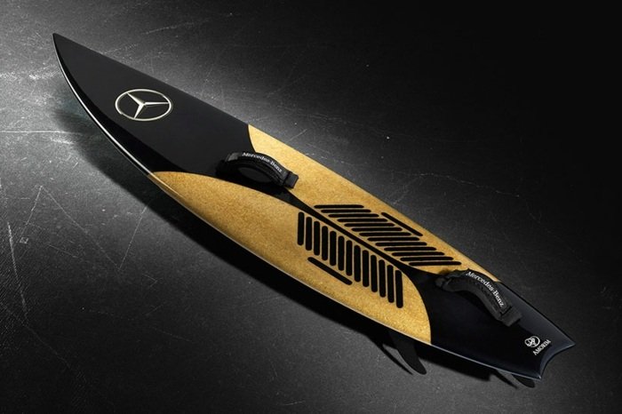 Surfová doska Mercedes Benz vyrobená z korku Surfová doska Mercedes-Benz