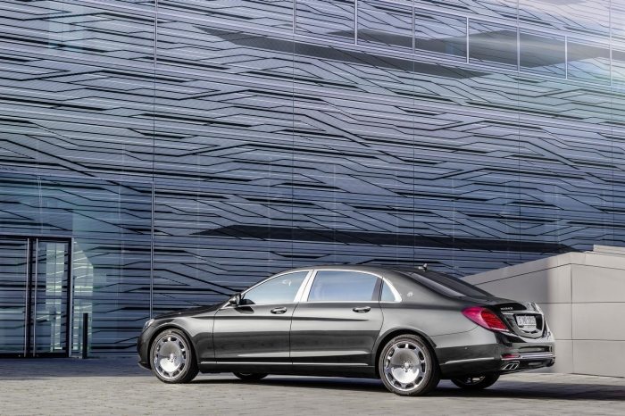Mercedes Maybach Trieda S - luxusné auto určené pre šoféra nový-Mercedes-Maybach-S-600-Suv-extra-class-special-design-of-the-side-wall