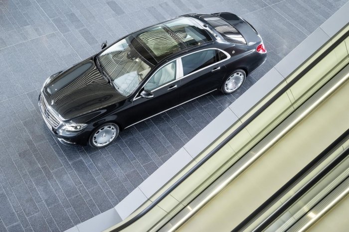 Sedan triedy S Mercedes-Maybach S-600 s rázvorom kolies 3 360 mm Mercedes-Maybach-Trieda S-obrázky-pohľad-z-vyššie-luxusného-auta-čierne