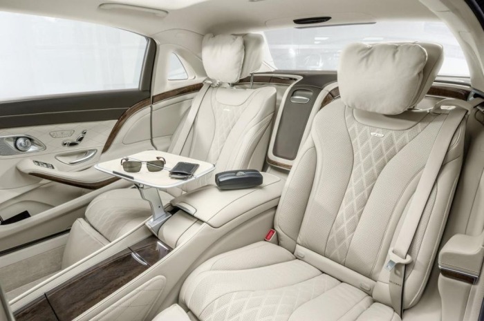 Interiér zadnej časti vozidla Mercedes-Maybach S 600 s priestrannými sedadlami Mercedes-Maybach-S-600-interiér-zadná-plocha-priestranné-sedadlá-pokojová poloha