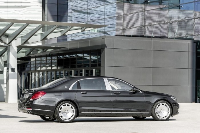 nový exteriér Mercedes-Maybach s klasickým a čiastočne aktualizovaným dizajnom Mercedes-Maybach-S-600-luxusné-mobilné-zadné-dvere-linky-špeciálne-izolácia