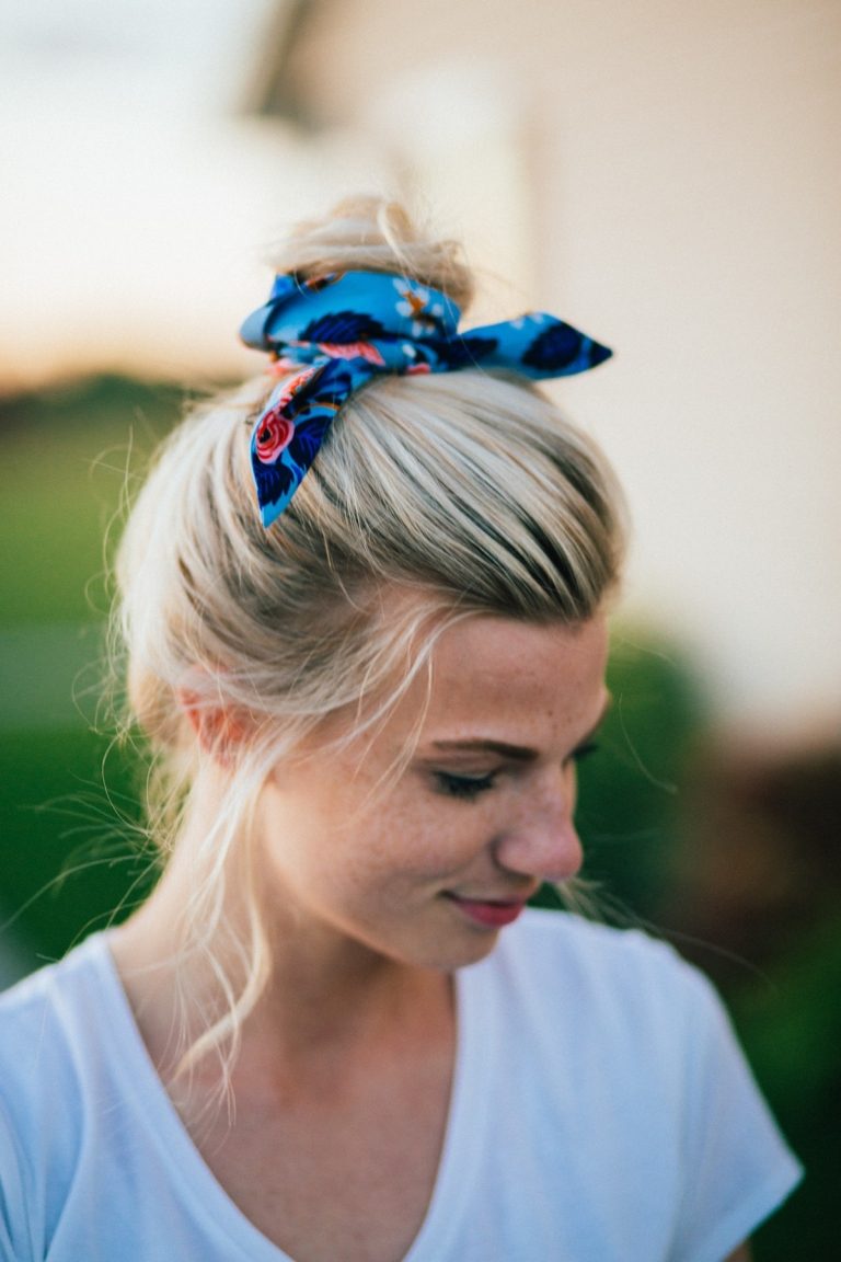 Chaotický drdol účesy štýl boho updo štýl látky