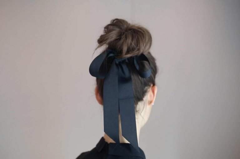 Chaotický drdol účesy slučka elegantný boho štýl