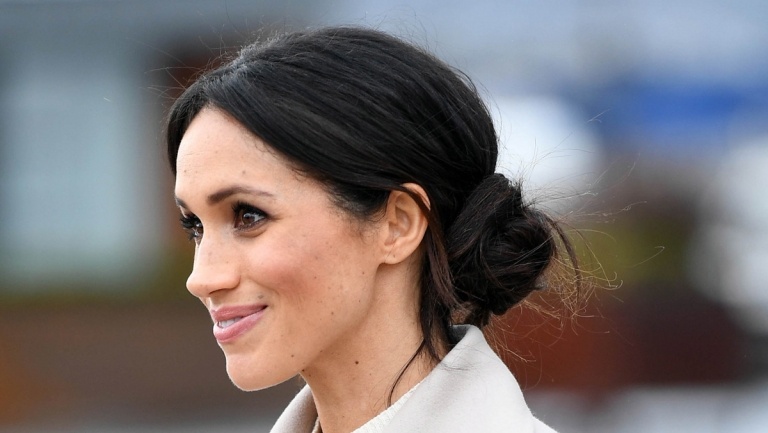 Chaotický drdol Účesy Boho štýl Meghan Markle