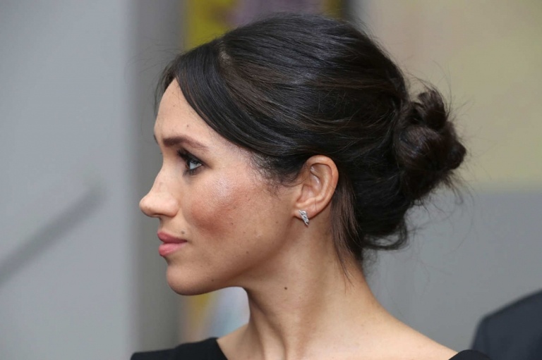 Rozcuchaný drdol Účesy v boho štýle Ležérny drdol Meghan Markle