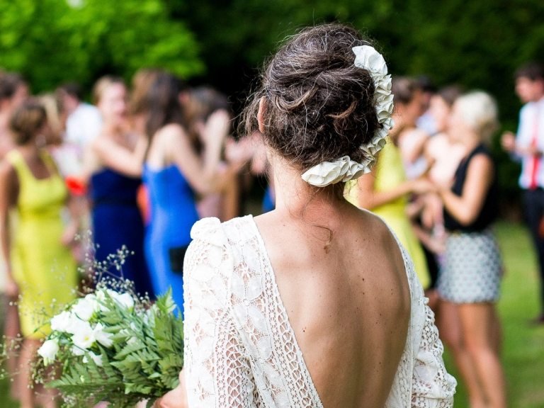 Chaotický drdol účesy kvety v štýle boho sivé vlasy svadobná koža