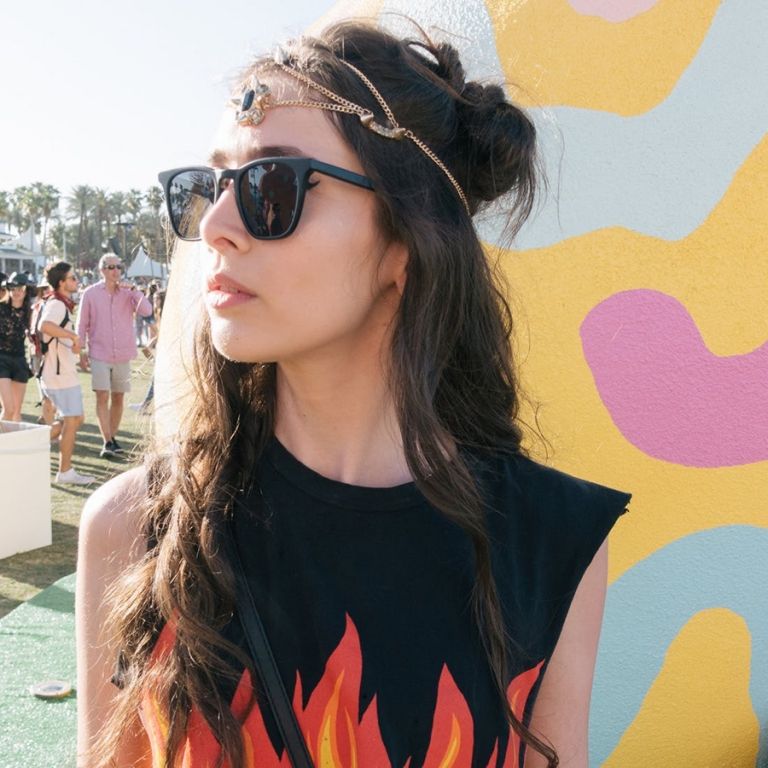 Chaotický drdol Účesy Coachella Vlasové doplnky Boho štýl